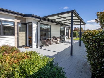 EXCEPTIONAL HOME - SUN, PRIVACY AND LOCATION