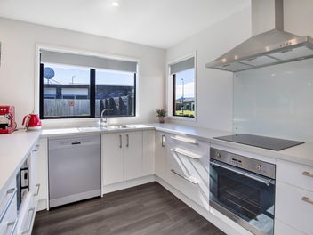 SUN, PRIVACY + CARAVAN SPACE