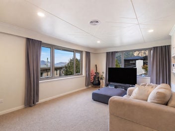 Three Incomes Massive Yield Close To Town