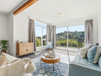 SPACE, SUN AND VALLEY VIEWS ON DURIE HILL