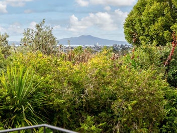 Renovated, Modern & Convenient, Glenfield Gem!