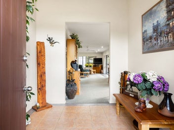 Immaculate, Private, Easy-Care – The Location!