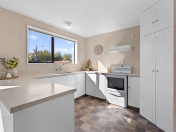 Sunny corner living in Allenton