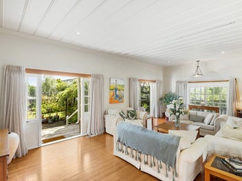 Large Character | Full Site | Stroll to Beach