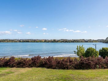 Waterfront Island Living - Views & Privacy