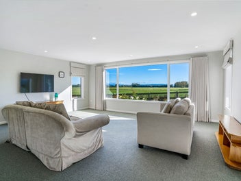 Stunning home – Northview location