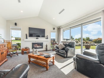 Views, Space, Style & Self-Contained Studio