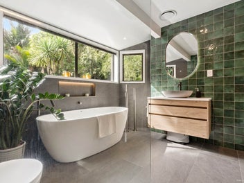 Renovated Oratia Retreat with Privacy