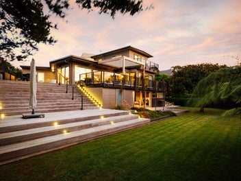 Hokowhitu - Entertainers Paradise!