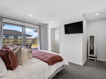 2x MASTER SUITES, 4 BED, 3 BATH!