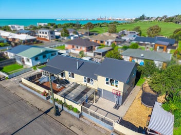 Breezy, Bright, Walk to Bay