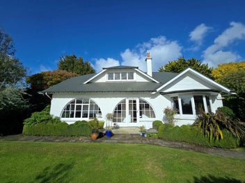 Savour the space-Four bed and three living