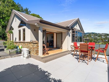 Relaxed Family Living with Sun & Privacy