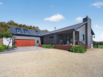 Beautiful Self Sufficient Family Living-BEO $1.38m