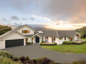 Stunning Living – On Top Of The World