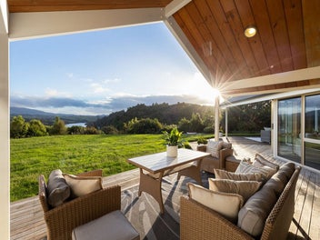 A Sanctuary Above the Water – Endless Views