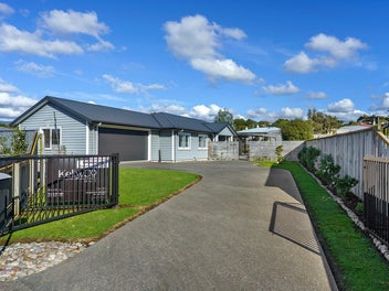 BEAUTIFULLY PRESENTED, LIGHT FILLED HOME!