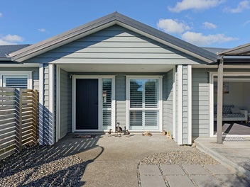 BEAUTIFULLY PRESENTED, LIGHT FILLED HOME!