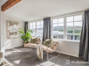 CHARACTER, OUTLOOK & FREEHOLD IN KELSON!