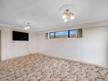 Family living with coastal Castlecliff vibe