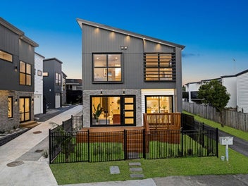 ROAD FRONTAGE - LUXURIOUS HOME !