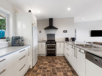 MOVE-IN-READY MODERN BEACH HOUSE