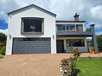 AMAZING! ONLY $995K! 290m2 HOME ON 812m2 SECTION!