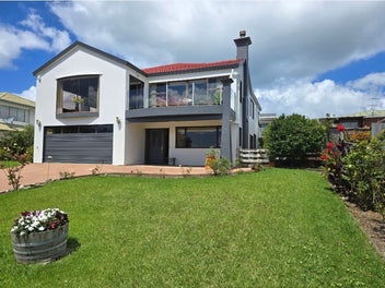 290m2 HOME ON 812m2 SECTION! INCREDIBLE VALUE!