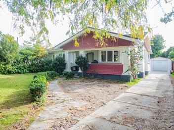 New price for this stunning Bungalow!!