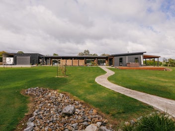 Modern Retreat With Exceptional Outdoor Living