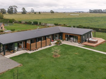 Modern Retreat With Exceptional Outdoor Living