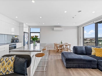 Sub-Penthouse Distinction w 180 Degree Views!