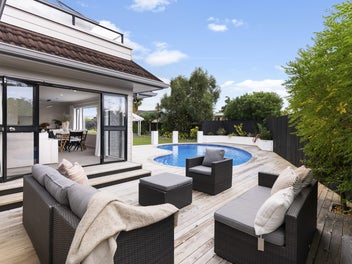 Dble Westlake Zone. Pool. 1060m² Freehold