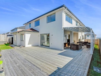 7BR, 5 Ensuites + 2-Bed Granny & Gated Entry