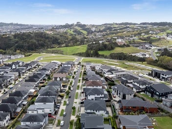 7BR, 5 Ensuites + 2-Bed Granny & Gated Entry
