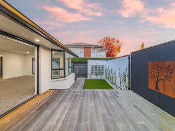 Style, Status and Single-Level