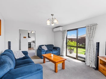 Charming Broomfield Gem: 2-Bed With Modern Touch