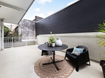 SUN-SOAKED END UNIT IN PRIME LOCATION