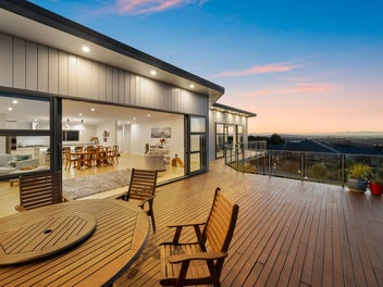 Everything is XL - Views, Section, Kitchen & L...