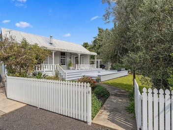 Fantail Cottage – Sleepout, Garage & Workspace
