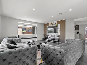 Home with a Legal Sleepout in Golden Circle!