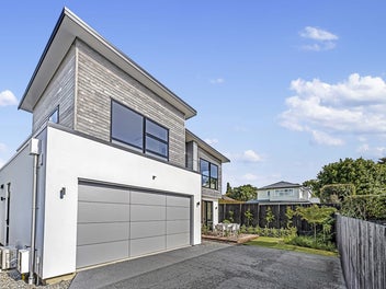 Designer Luxury in Blue-Chip Glendowie