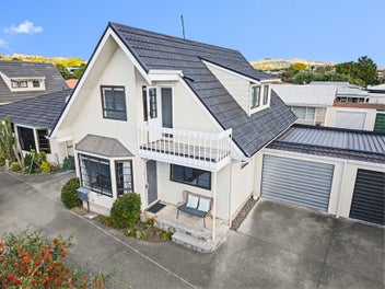 Spacious Home - Walk to Village