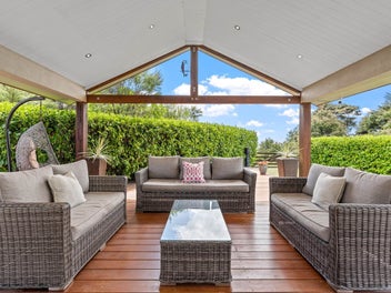 10 Ha of Privacy & Potential in Dairy Flat