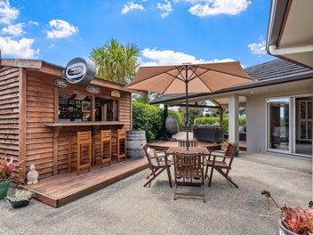 10 Ha of Privacy & Potential in Dairy Flat