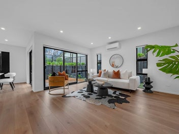 Modern Family Living in Macleans Zone