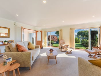 Elevated Modern Family Living In Mapua Village