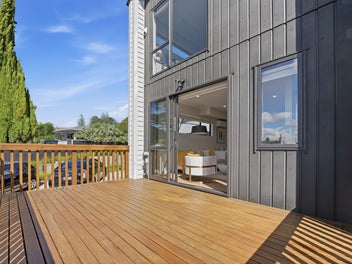 Fully Fenced, Smart & Stylish – Modern Living