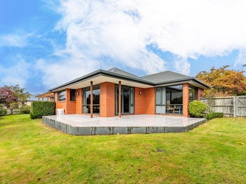 Modern Living - Great Location