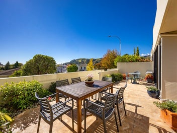 Oakridge Apartment - City-to-Sea Views